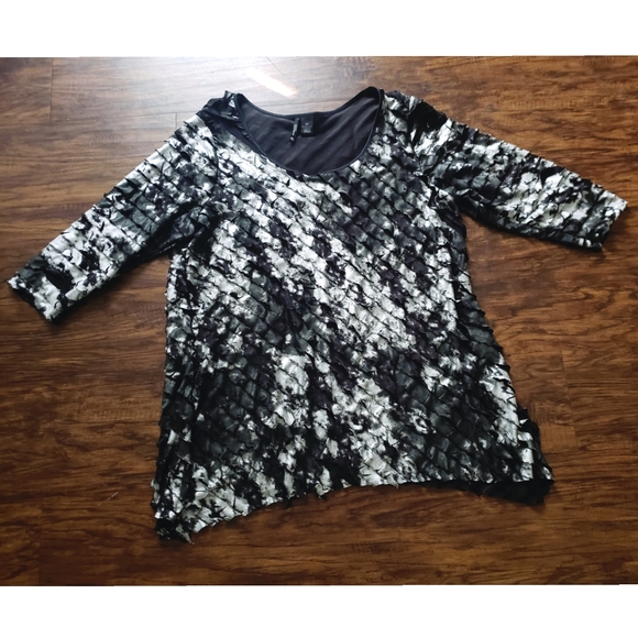 new directions Tops - {NEW DIRECTIONS} Metallic Top